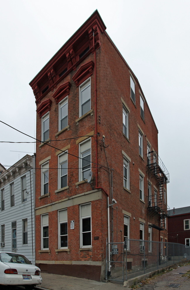 West Apartments in Cincinnati, OH - Building Photo - Building Photo