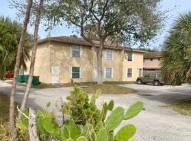 2250 W New Haven Ave in West Melbourne, FL - Building Photo