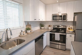 McInnis Park in San Rafael, CA - Foto de edificio - Building Photo