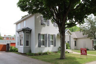 626 W King St, Unit Lower in Winona, MN - Foto de edificio - Building Photo
