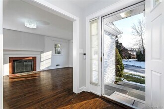 6 Club Way in Eastchester, NY - Foto de edificio - Building Photo