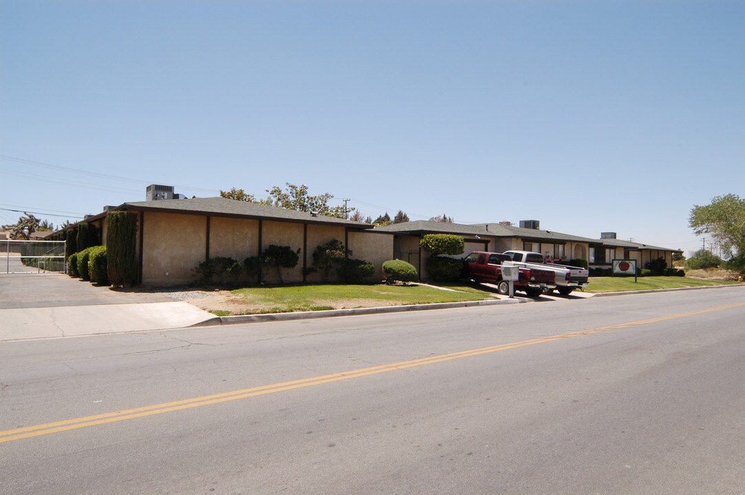 19001 Hwy 18 in Apple Valley, CA - Building Photo