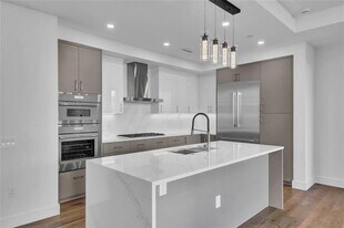 2425 Peachtree Rd NE in Atlanta, GA - Building Photo