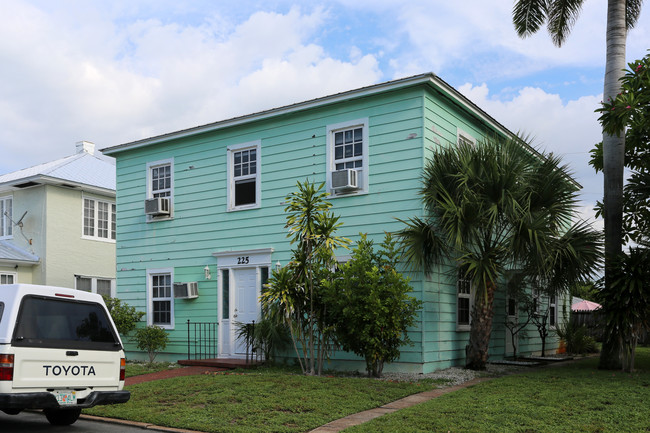 225 Conniston Rd in West Palm Beach, FL - Building Photo - Building Photo