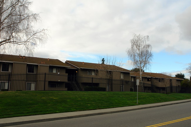 Woodsong Village Apartments in Fairfield, CA - Building Photo - Building Photo