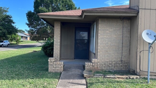 501 Guerin Dr in Arlington, TX - Building Photo - Building Photo