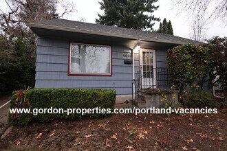 4009 SE Flavel St in Portland, OR - Building Photo - Building Photo