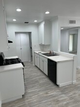 21000 Parthenia St, Unit 22 in Canoga Park, CA - Building Photo - Building Photo