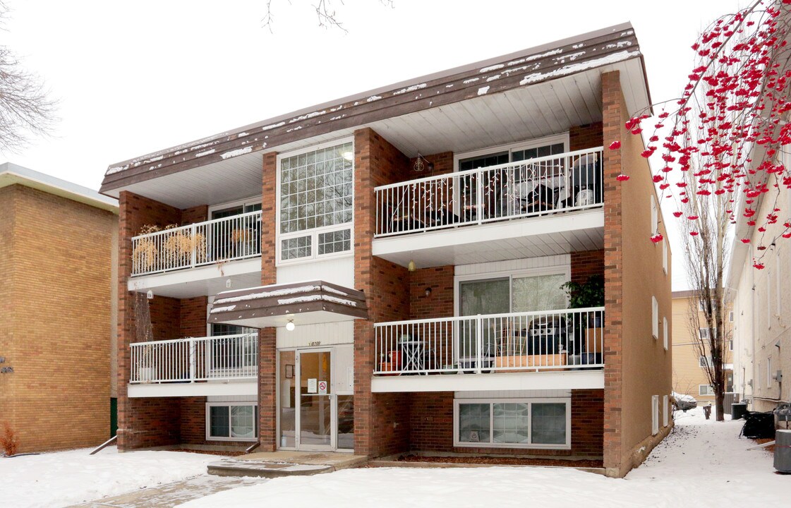 10209 114th St NW in Edmonton, AB - Building Photo