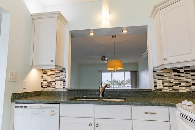 715 S Beach St, Unit 212D in Daytona Beach, FL - Foto de edificio - Building Photo