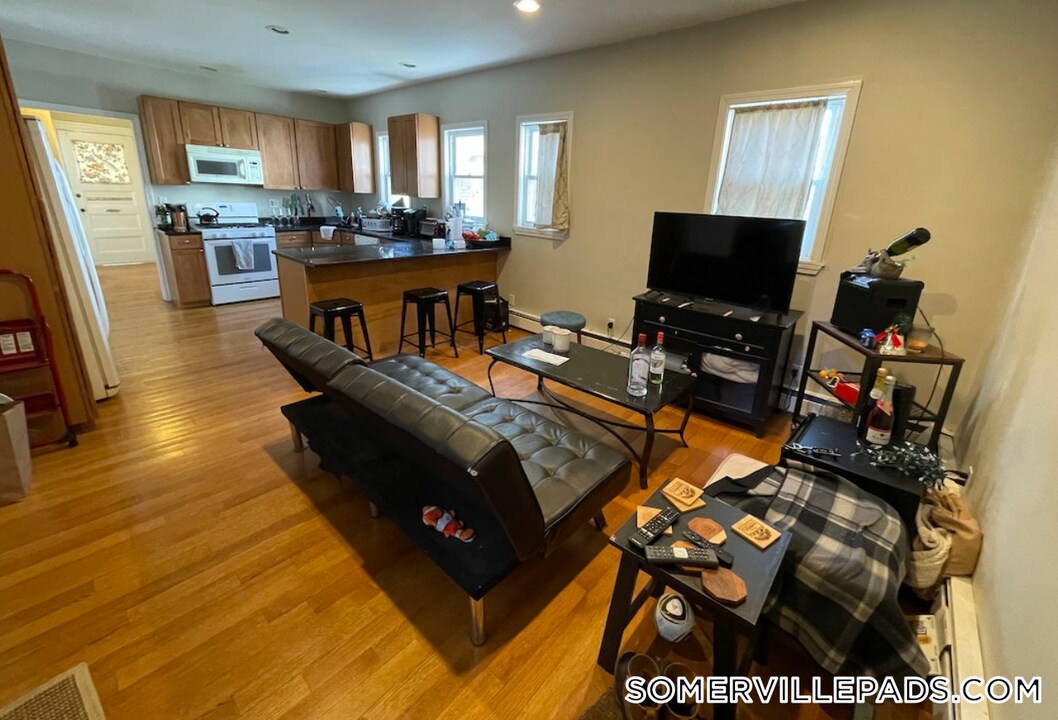 6 Warner St in Somerville, MA - Building Photo