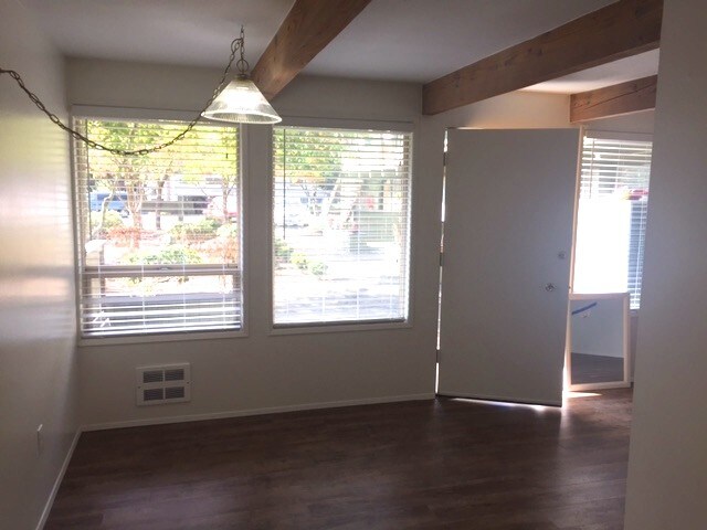 21521 73rd Pl W in Edmonds, WA - Building Photo