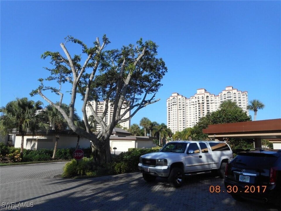 6770 Pelican Bay Blvd in Naples, FL - Building Photo