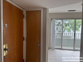 146 North Beacon St, Unit B3 in Boston, MA - Foto de edificio - Building Photo