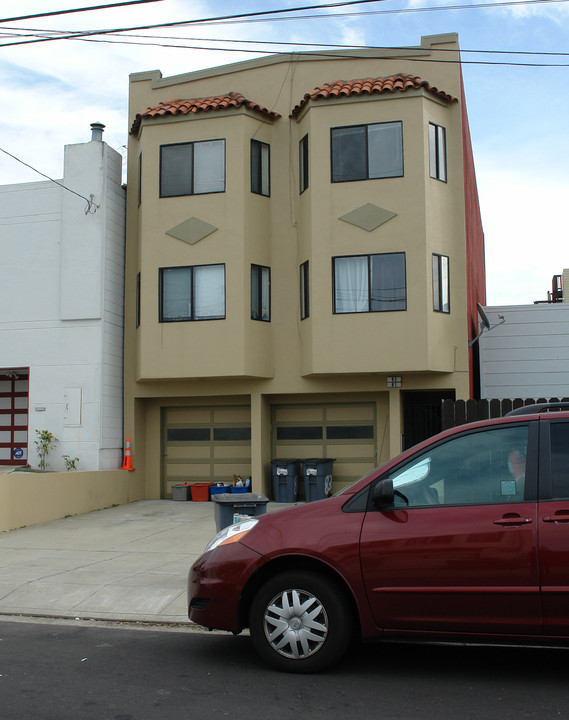 81 Woodrow St in Daly City, CA - Building Photo