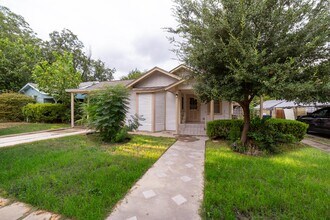 1927 Lee Hall St in San Antonio, TX - Building Photo - Building Photo
