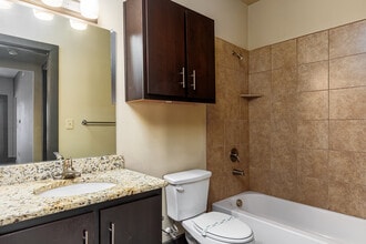 H Squared Apartments in Denton, TX - Foto de edificio - Interior Photo