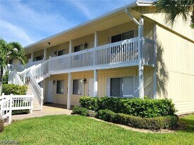 4611 Bayshore Dr in Naples, FL - Building Photo