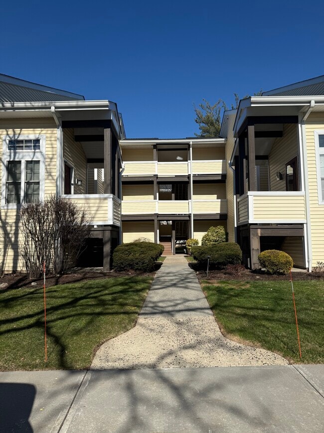 713 Pinehurst Ct, Unit The Point in Union, NJ - Foto de edificio - Building Photo