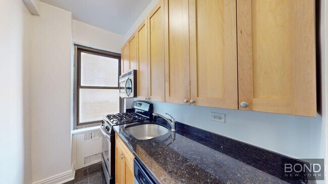 141 E 56th St in New York, NY - Building Photo - Building Photo