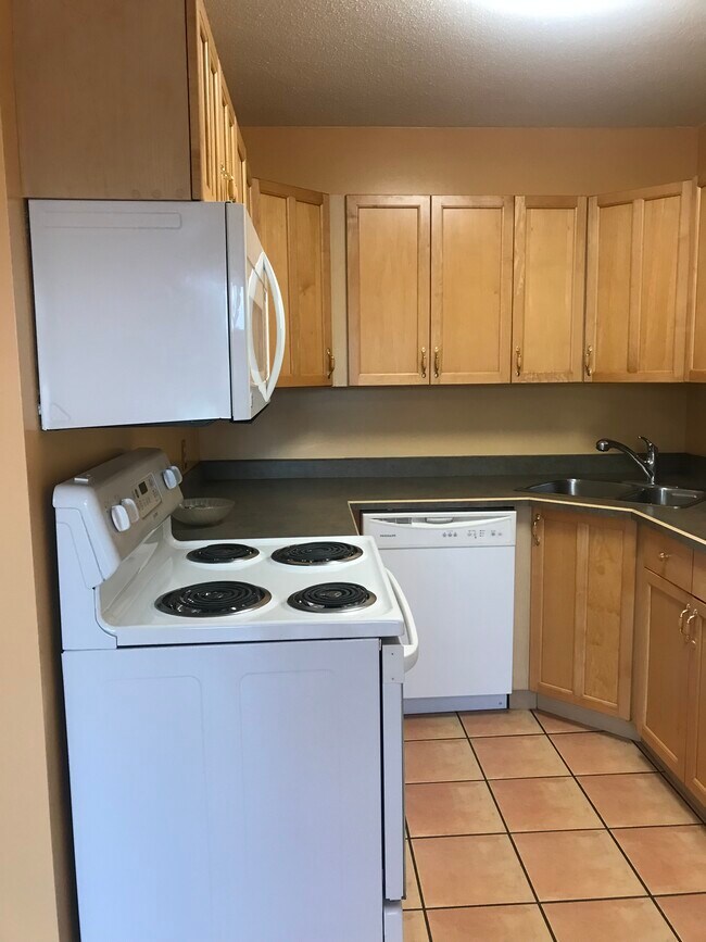 914 Shearwater St in Victoria, BC - Building Photo - Building Photo