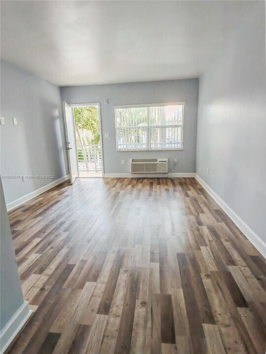 8000 NE Bayshore Ct in Miami, FL - Building Photo