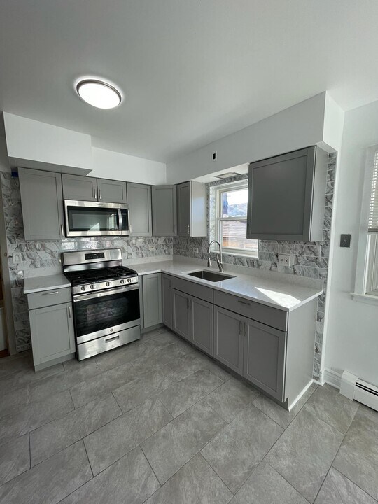 6950 W Higgins Ave in Chicago, IL - Building Photo