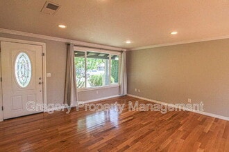 8005 NE 142nd St in Kirkland, WA - Building Photo - Building Photo