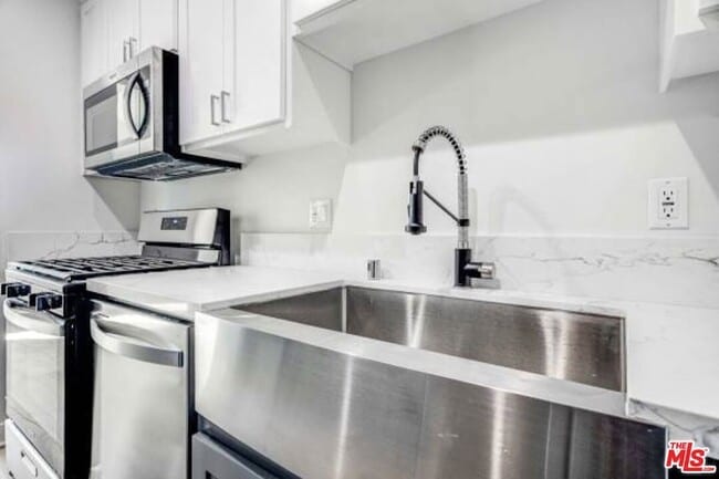 624 W 83rd St, Unit 103 in Los Angeles, CA - Building Photo - Building Photo