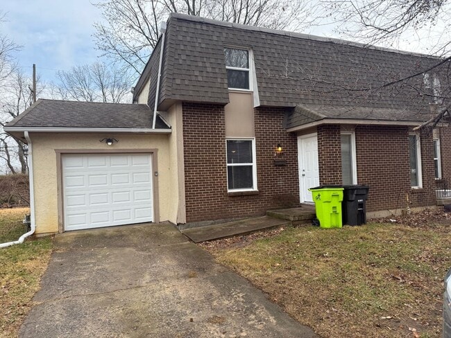property at 315 Hawthorne Ct