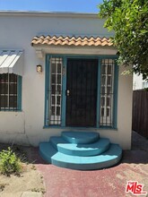 652 E 74th St in Los Angeles, CA - Building Photo - Building Photo