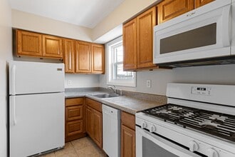 355 New York Ave in Lyndhurst, NJ - Foto de edificio - Building Photo