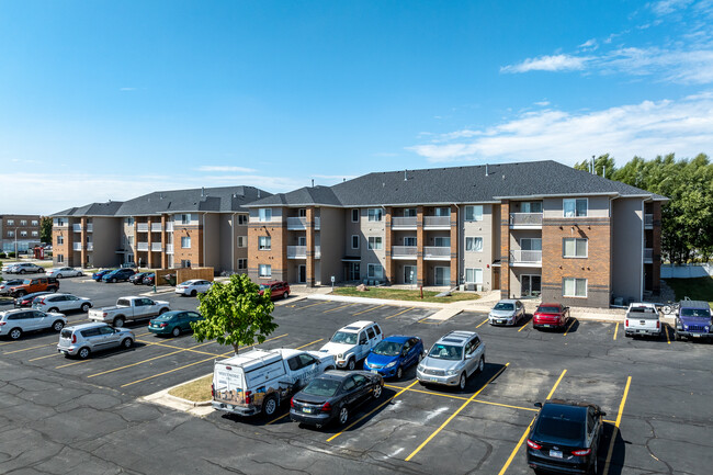 West Village Apartments in Ames, IA - Foto de edificio - Building Photo