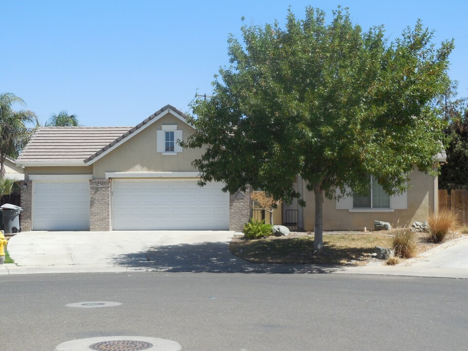 1487 Breezeway Ct in Merced, CA - Building Photo