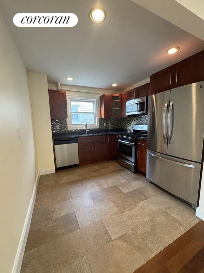 1-85 Beach 61st St in Queens, NY - Foto de edificio - Building Photo