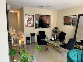 9491 Palm Cir N in Pembroke Pines, FL - Building Photo - Building Photo