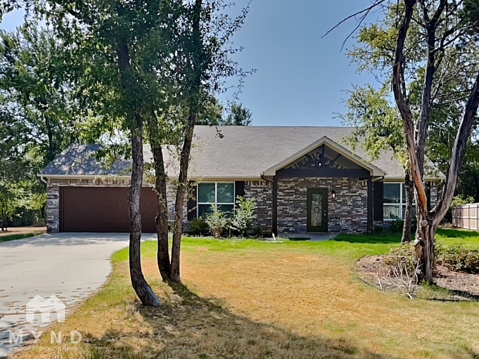 2511 Christine Dr in Granbury, TX - Building Photo