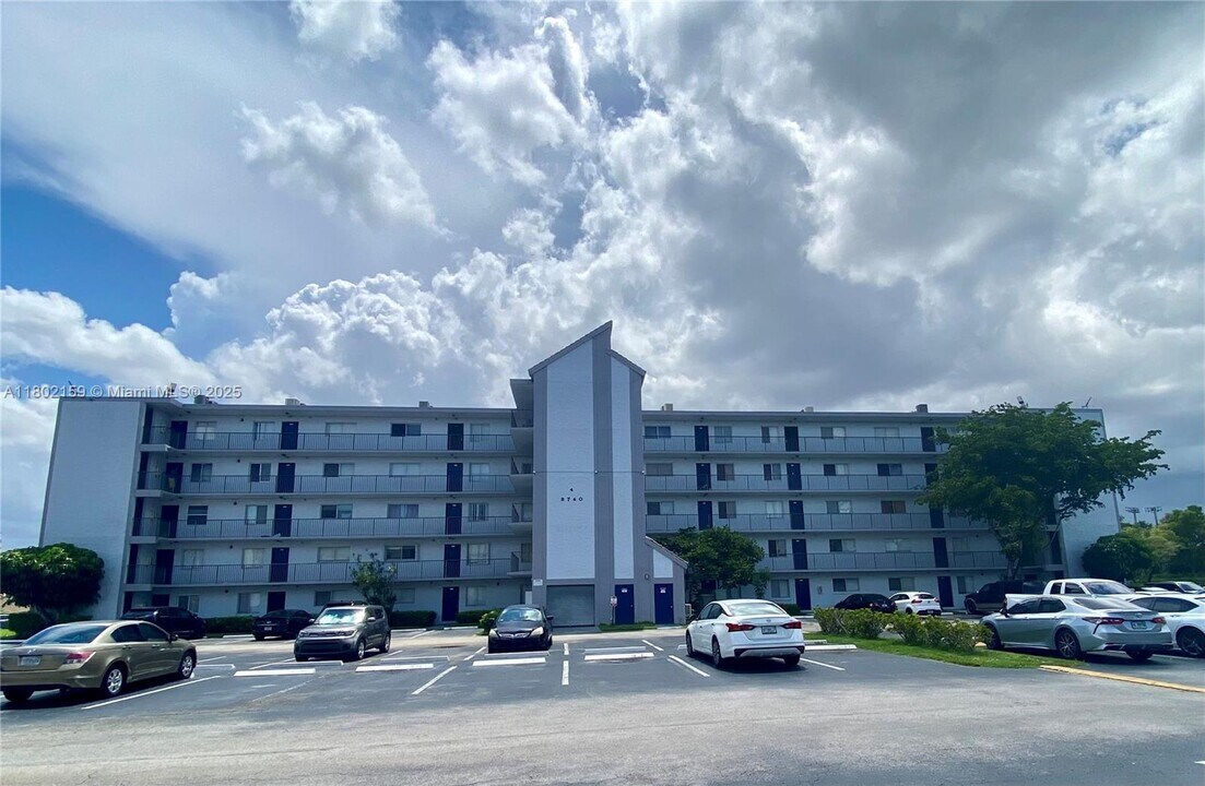 8740 N Sherman Cir in Miramar, FL - Building Photo