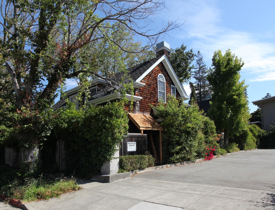 6 Stetson Ave in Greenbrae, CA - Foto de edificio