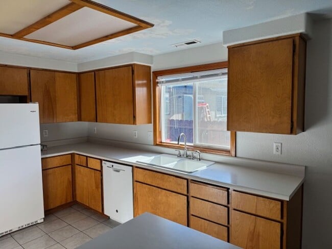 2559 Gould Ave in Medford, OR - Building Photo - Building Photo