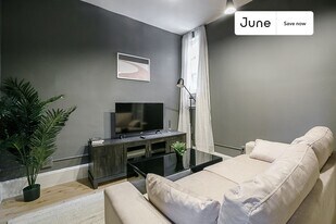 336 W 47th St in New York, NY - Building Photo