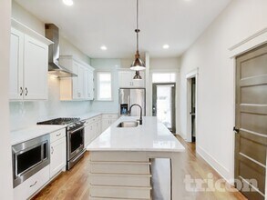 6813 Charlotte Pike in Nashville, TN - Foto de edificio - Building Photo