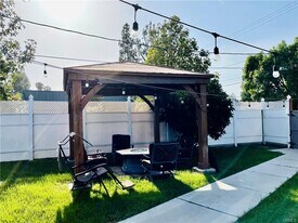 22149 Victory Blvd in Los Angeles, CA - Building Photo