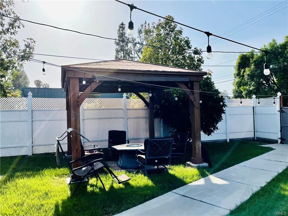 22149 Victory Blvd in Los Angeles, CA - Building Photo