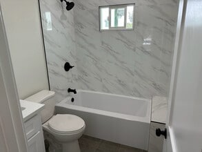 1402 E 48th Pl in Los Angeles, CA - Building Photo - Building Photo