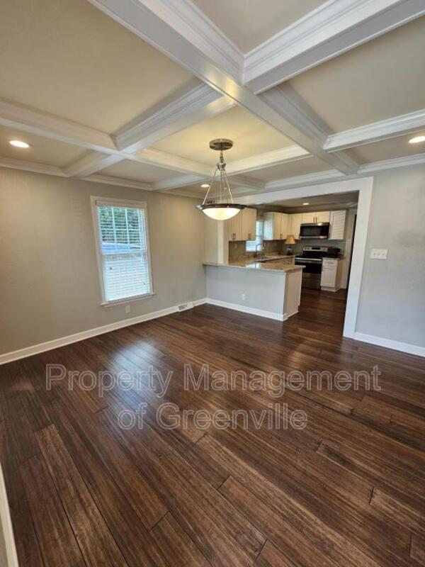 2215 E Lee Rd in Taylors, SC - Building Photo - Building Photo