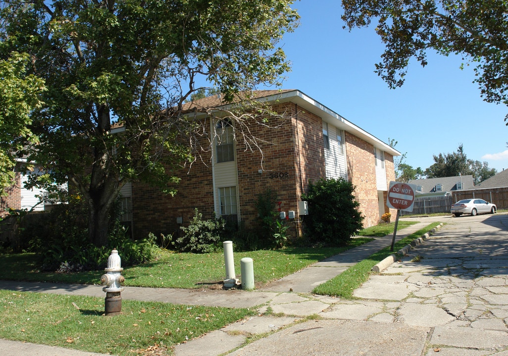 3608 Martinique Ave in Kenner, LA - Foto de edificio