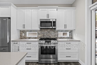 2580 Crown Crest Dr in West Kelowna, BC - Building Photo - Building Photo