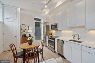1211 G St SE, Unit 1 in Washington, DC - Foto de edificio - Building Photo