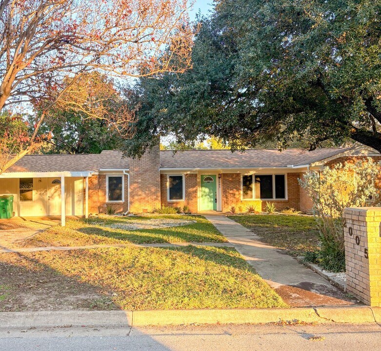 2005 Downing St in Belton, TX - Building Photo